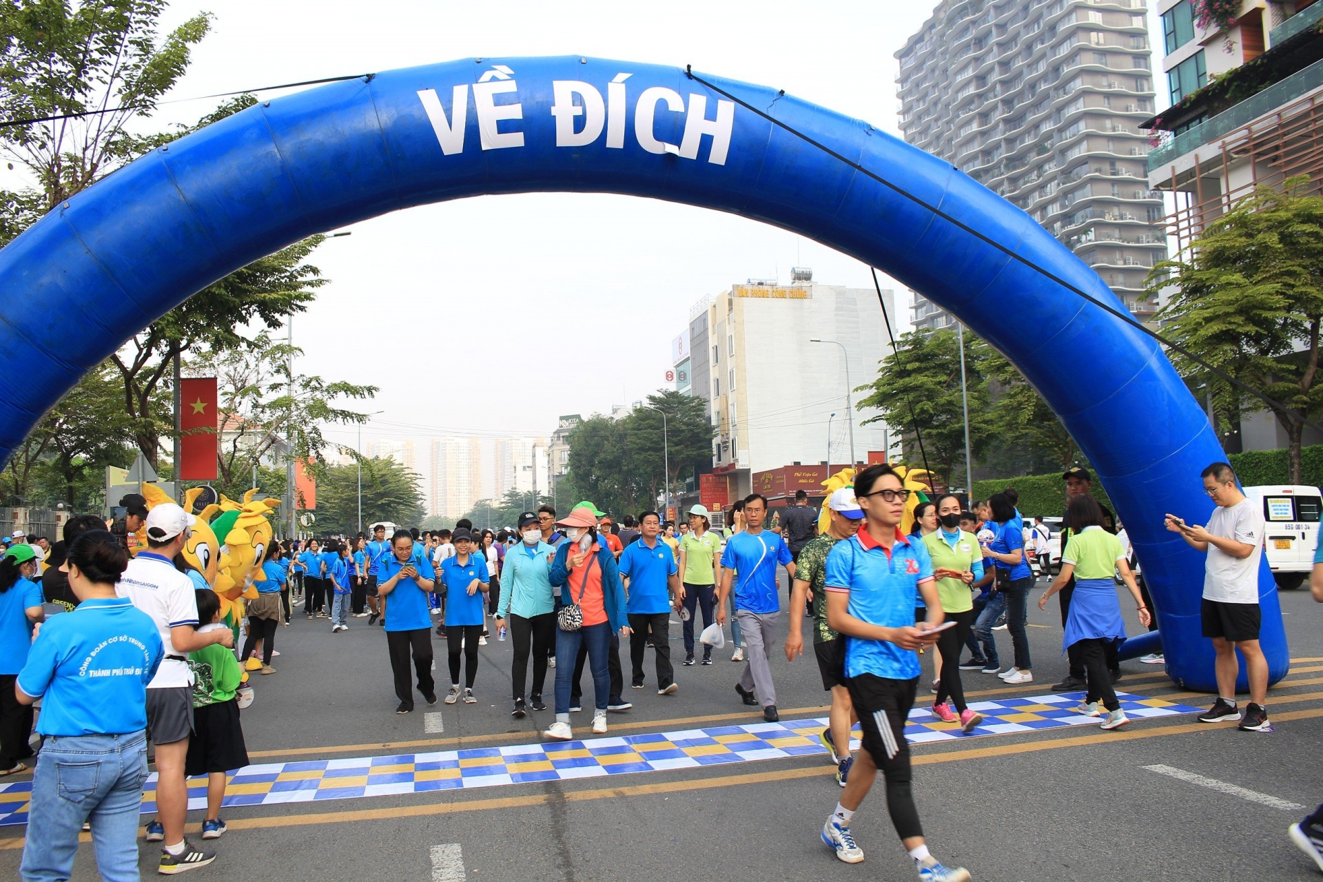 Hơn 10.000 người tham gia đi bộ đồng hành vì sức khỏe người lao động