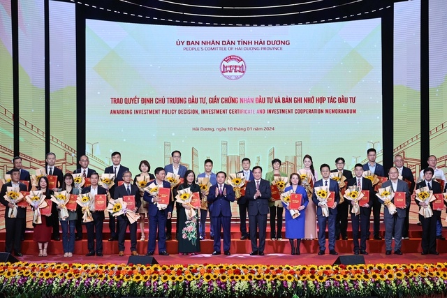 Lãnh đạo tỉnh Hải Dương trao quyết định, chứng nhận và biên bản ghi nhớ chủ trương đầu tư cho các nhà đầu tư - Ảnh: VGP/Nhật Bắc