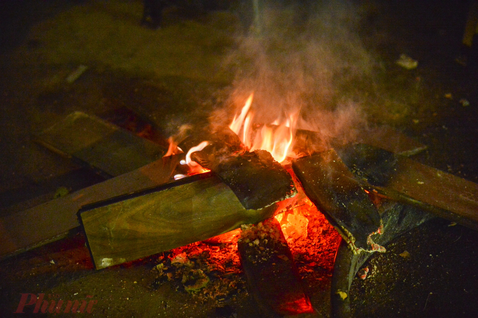 Đốt lửa sưởi ấm cũng gấy ra nguy hại đến sứ khoẻ. (Ảnh minh hoạ)