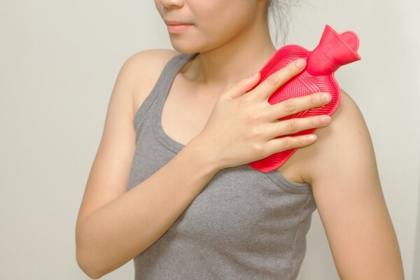 Giảm hoạt động thể chất trong mùa đông có thể gây cứng khớp.