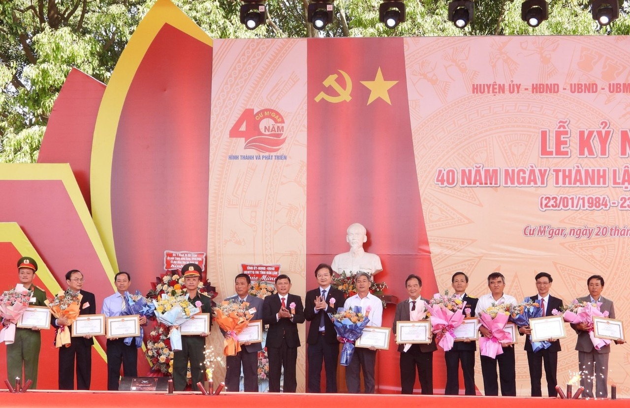 UBND tỉnh Đắk Lắk tặng bằng khen cho tập thể, cá nhân có thành tích xuất sắc