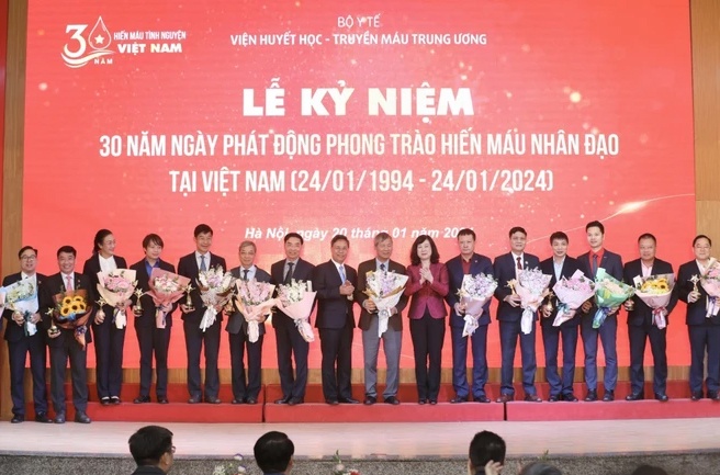 Bộ trưởng Bộ Y tế Đào Hồng Lan và Viện trưởng Viện Huyết học-Truyền máu Trung ương tặng biểu trưng, tôn vinh các cá nhân có thành tích xuất sắc trong phong trào hiến máu tình nguyện. (Ảnh: Minh Quyết/TTXVN) Bộ trưởng Bộ Y tế Đào Hồng Lan và Viện trưởng Viện Huyết học-Truyền máu Trung ương tặng biểu trưng, tôn vinh các cá nhân có thành tích xuất sắc trong phong trào hiến máu tình nguyện. (Ảnh: Minh Quyết/TTXVN)