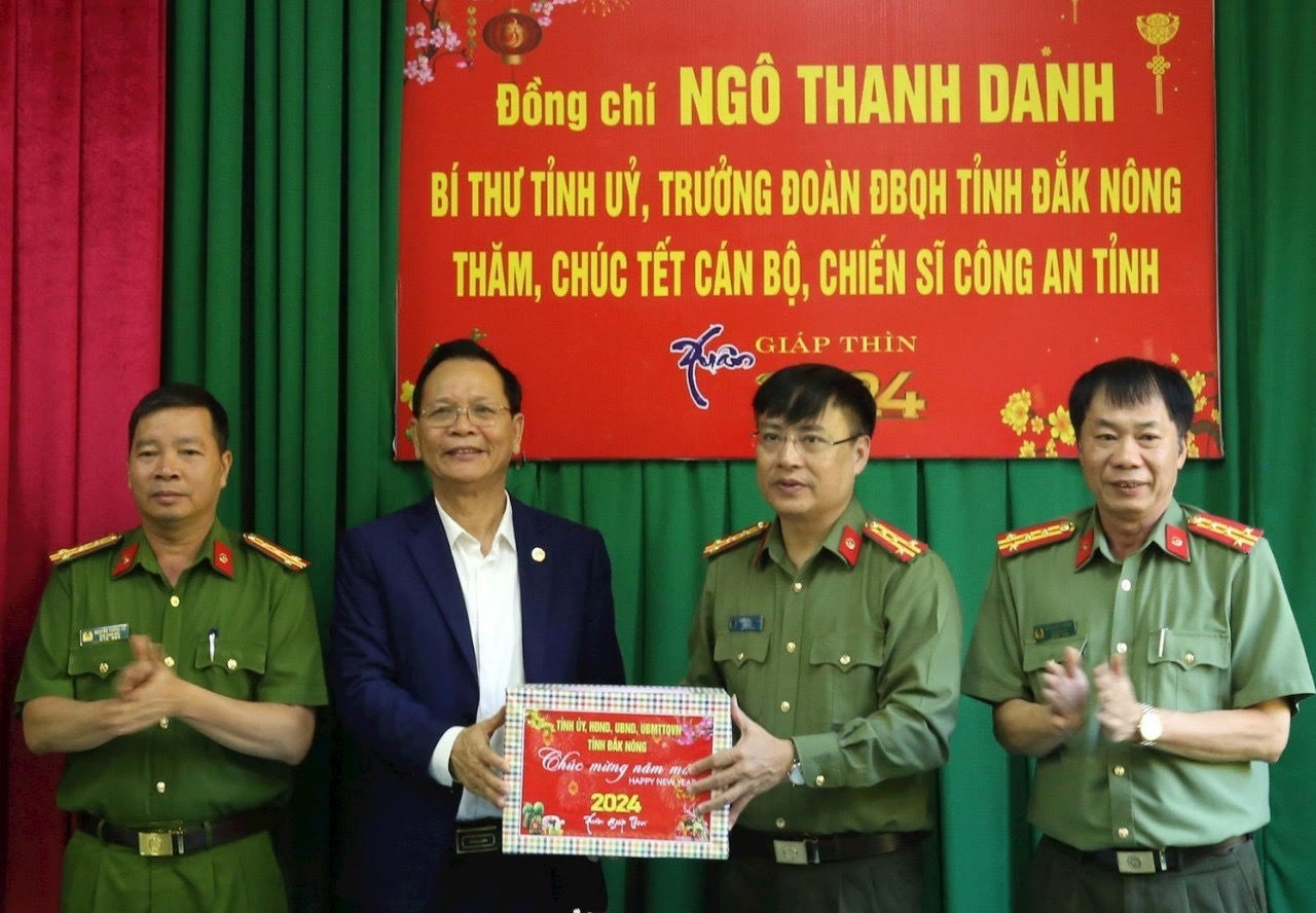 Đồng chí Ngô Thanh Vân, Bí thư Tỉnh ủy, Trưởng Đoàn ĐBQH tỉnh Đắk Nông tặng quà cho Ban giám đốc Công an tỉnh