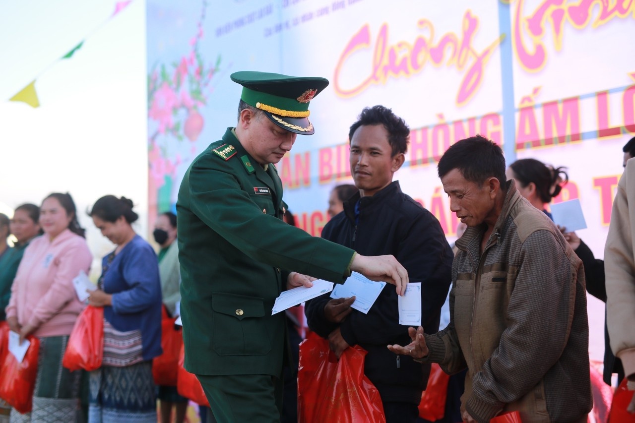 Quảng Trị: Xuân Biên phòng ấm lòng dân bản hai bên cửa khẩu quốc tế Lao Bảo