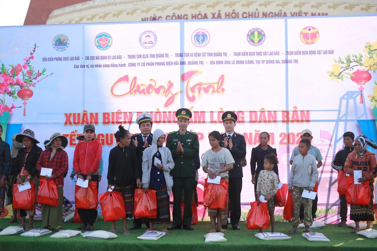 Chương trình “Xuân Biên phòng ấm lòng dân bản” cho nhân dân hai bên vùng biên giới Việt - Lào Tặng quà người dân ở bản Phường.