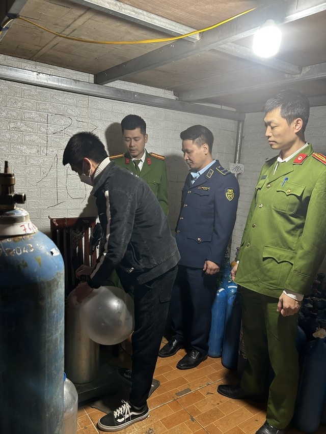 Một địa điểm sản xuất kinh doanh khí N2O – Bóng cười thuộc xã Tân Triều, huyện Thanh Trì, Hà Nội bị bắt giữ. Ảnh CQLTTHN Một địa điểm sản xuất kinh doanh khí N2O – Bóng cười thuộc xã Tân Triều, huyện Thanh Trì, Hà Nội bị bắt giữ. Ảnh CQLTTHN