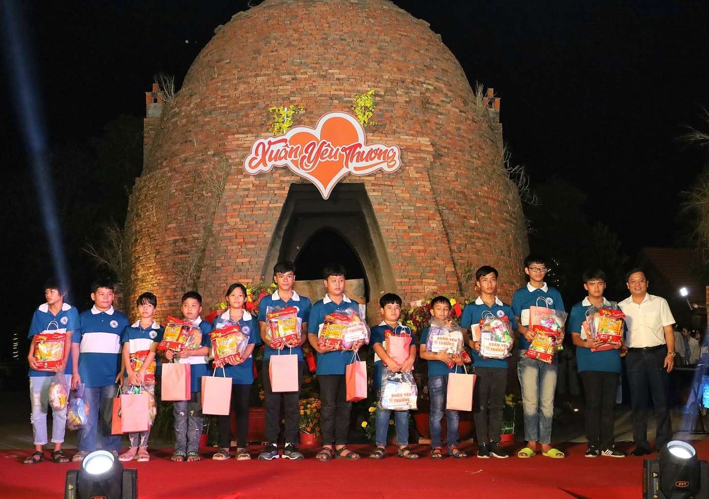 Mang xuân yêu thương đến với trẻ em mồ côi tại Cần Thơ Mang xuân yêu thương đến với trẻ em mồ côi tại Cần Thơ