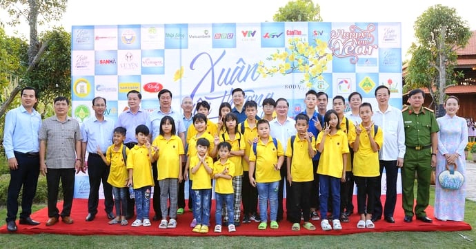 Mang xuân yêu thương đến với trẻ em mồ côi tại Cần Thơ Mang xuân yêu thương đến với trẻ em mồ côi tại Cần Thơ