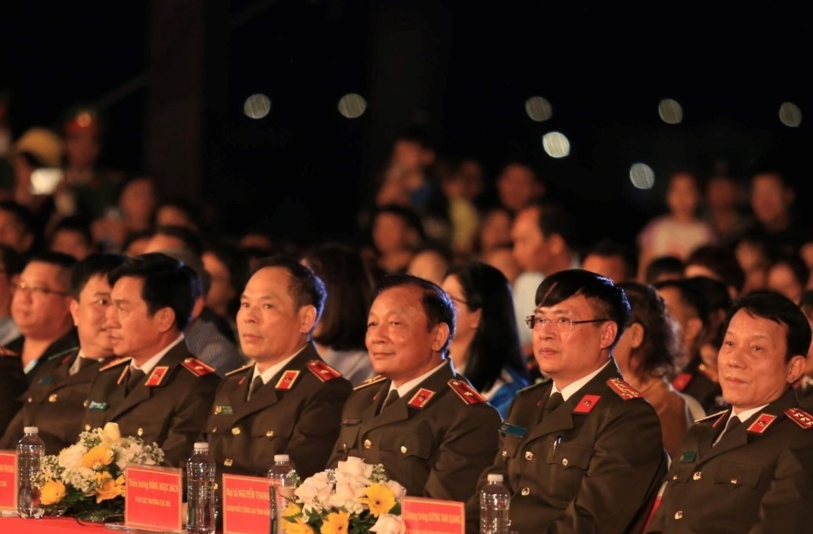 Thượng tướng Lương Tam Quang và các đồng chí Công an tham dự chương trình