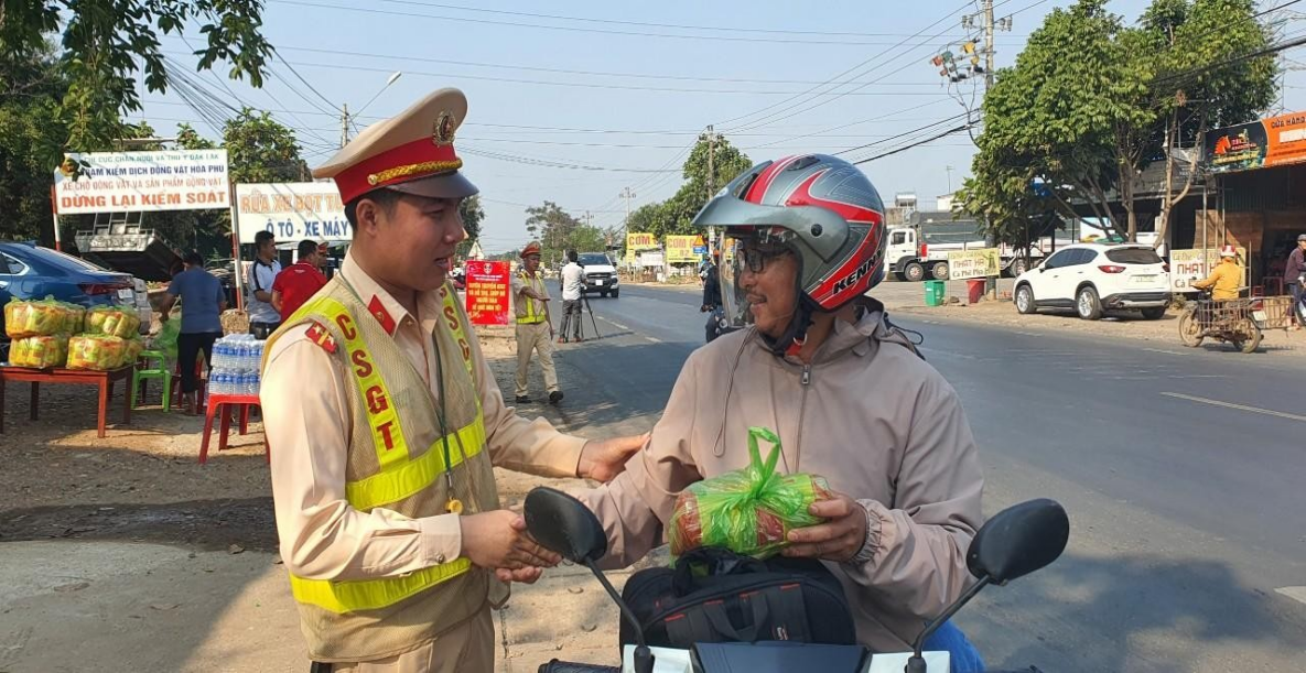 Người dân thấy ấm lòng khi nhận được những phần quà Người dân thấy ấm lòng khi nhận được những phần quà