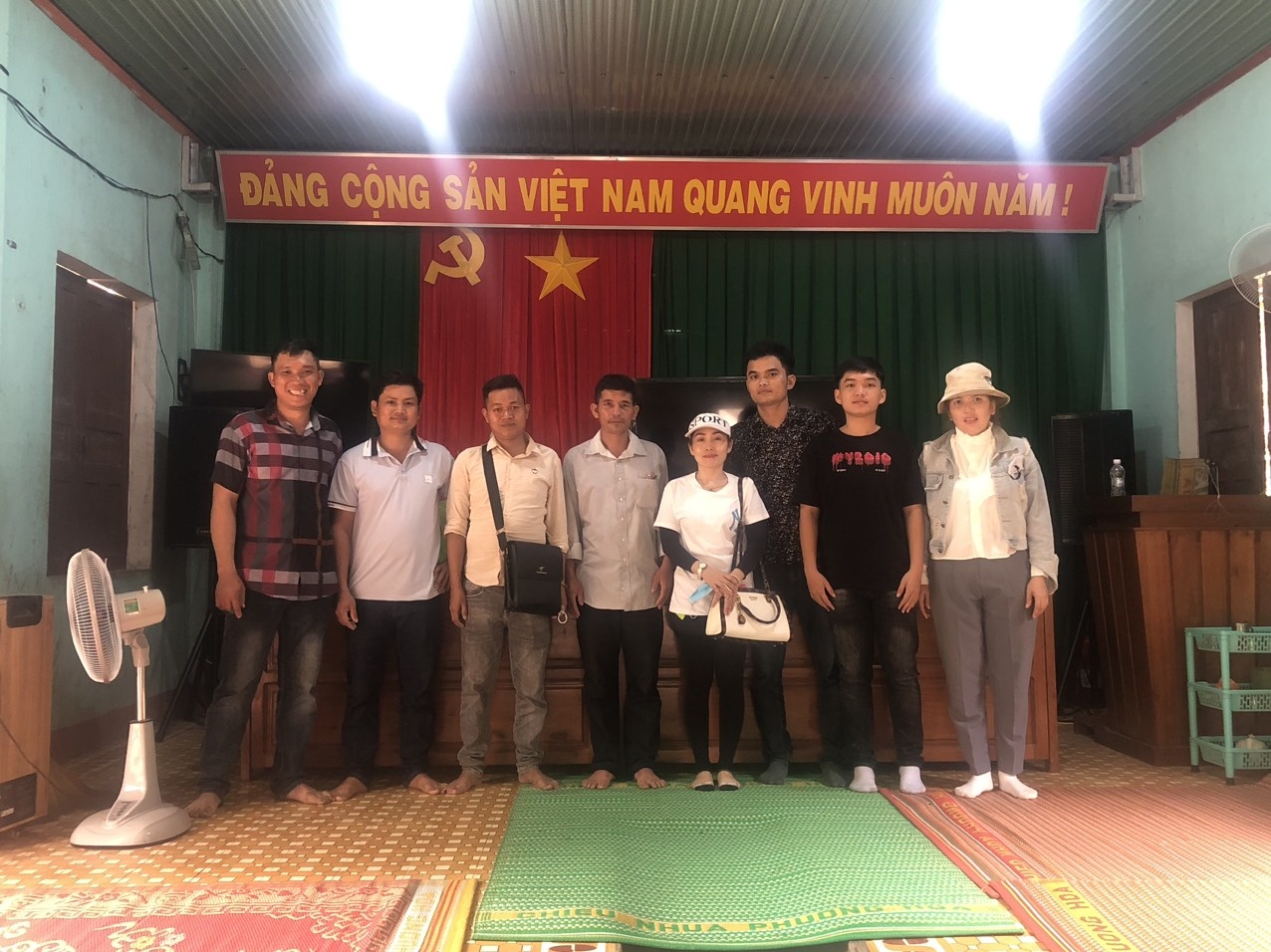 Đoàn từ thiện trao quà cuối năm cho bà con có hoàn cảnh khó khăn