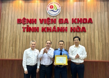 nhat duoc cua roi tra lai nguoi danh mat