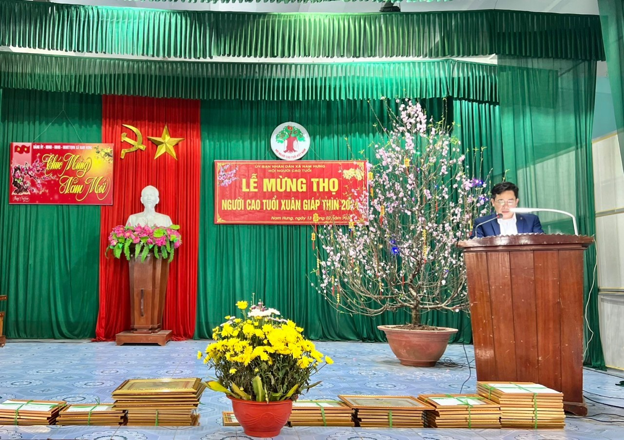 Ông Bùi Văn Xuân Bí thư Đảng ủy xã Nam Hưng, Chủ tịch Hội đồng nhân xã Nam Hưng phát biểu tại buổi Ông Bùi Văn Xuân Bí thư Đảng ủy xã Nam Hưng, Chủ tịch Hội đồng nhân xã Nam Hưng phát biểu tại buổi