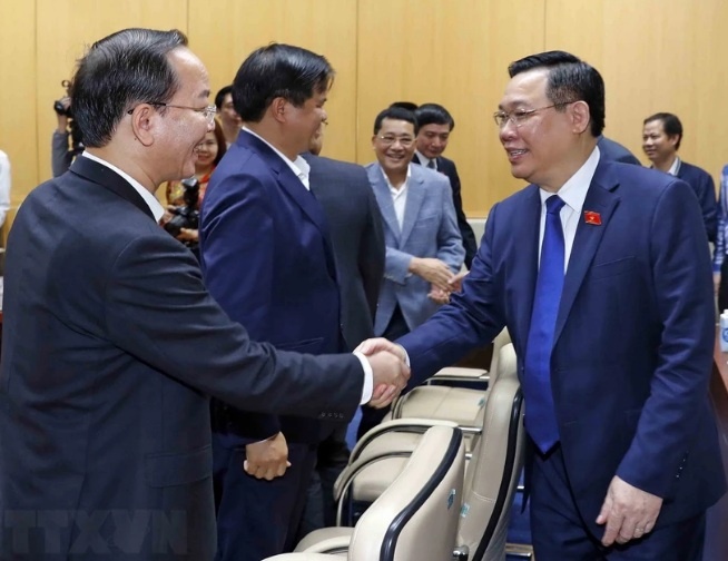 Chủ tịch Quốc hội Vương Đình Huệ với cán bộ chủ chốt của ngành y tế. (Ảnh: Nhan Sáng/TTXVN)