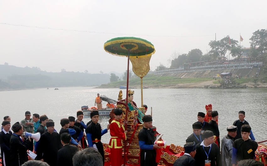 Yên Bái: Linh thiêng nghi lễ rước Mẫu sang sông trong Lễ hội Đền Đông Cuông
