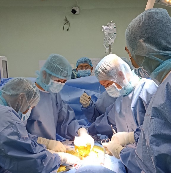 Các bác sĩ tiến hành phẫu thuật cho bệnh nhân