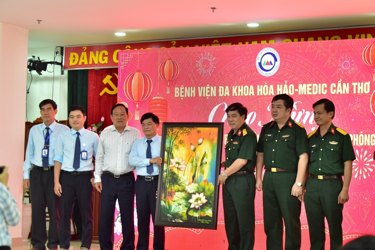 Lãnh đạo hai đơn vị tặng quà lưu niệm