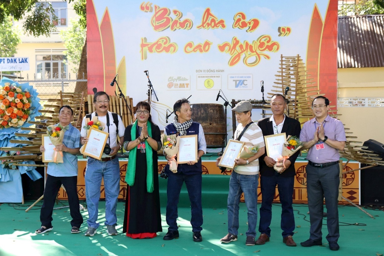 Trao giấy chứng nhận cho các tác giả đạt giải thưởng cuộc thi Ảnh nghệ thuật Marathon “Mùa xuân trên thành phố Buôn Ma Thuột”