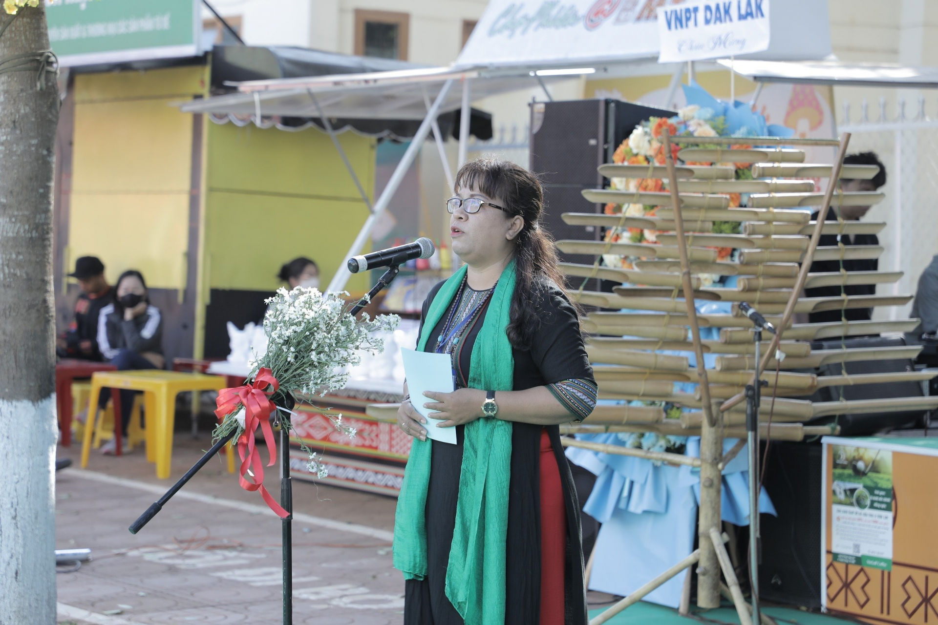 Nhà văn Niê Thanh Mai – Chủ tịch Hội NHNT Đắk Lắk phát biểu tại lễ khai mạc Ngày Thơ Việt Nam