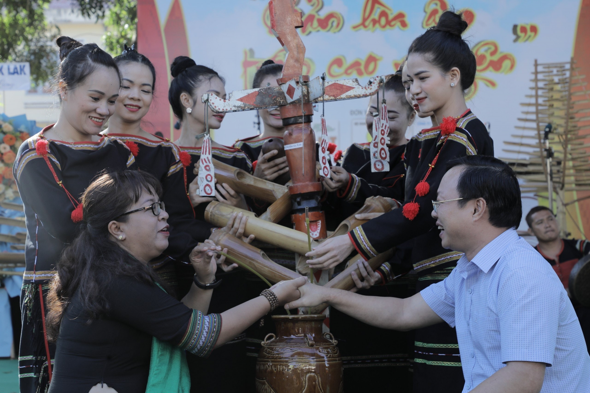 Nghi thức mời rượu cần của người Ê Đê tại lễ khai mạc