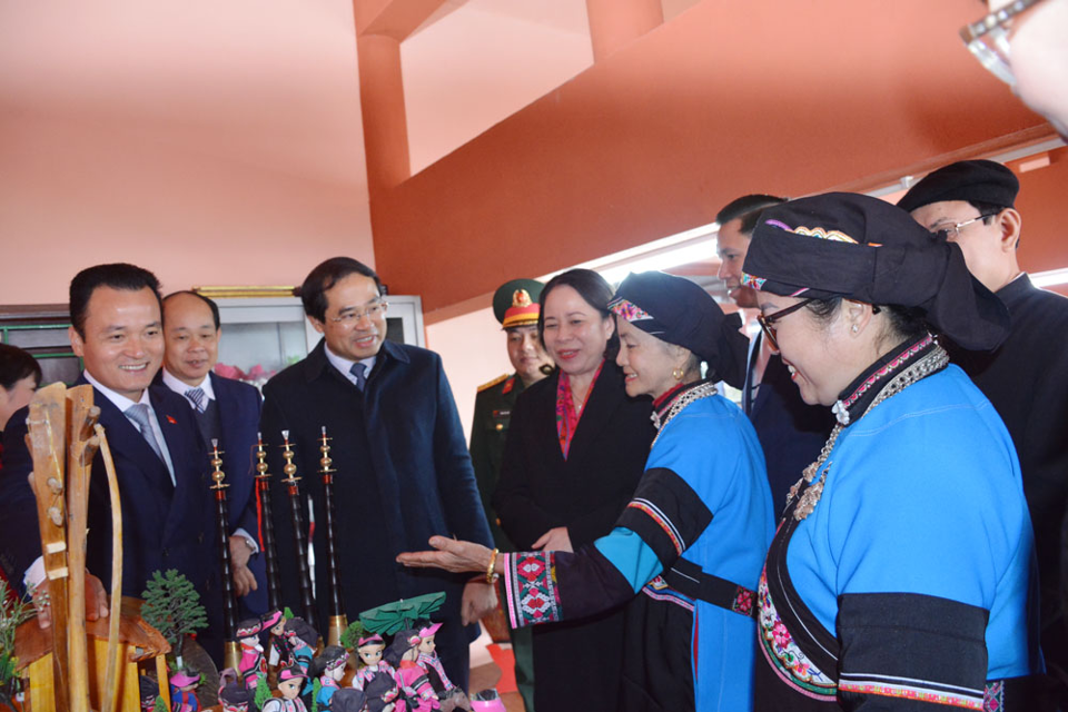 Phó Chủ tịch nước Võ Thị Ánh Xuân thăm, tặng quà cán bộ, chiến sỹ Đồn biên phòng và Nhân dân các dân tộc huyện Mường Khương, tỉnh Lào Cai Phó Chủ tịch nước Võ Thị Ánh Xuân thăm, tặng quà cán bộ, chiến sỹ Đồn biên phòng và Nhân dân các dân tộc huyện Mường Khương, tỉnh Lào Cai