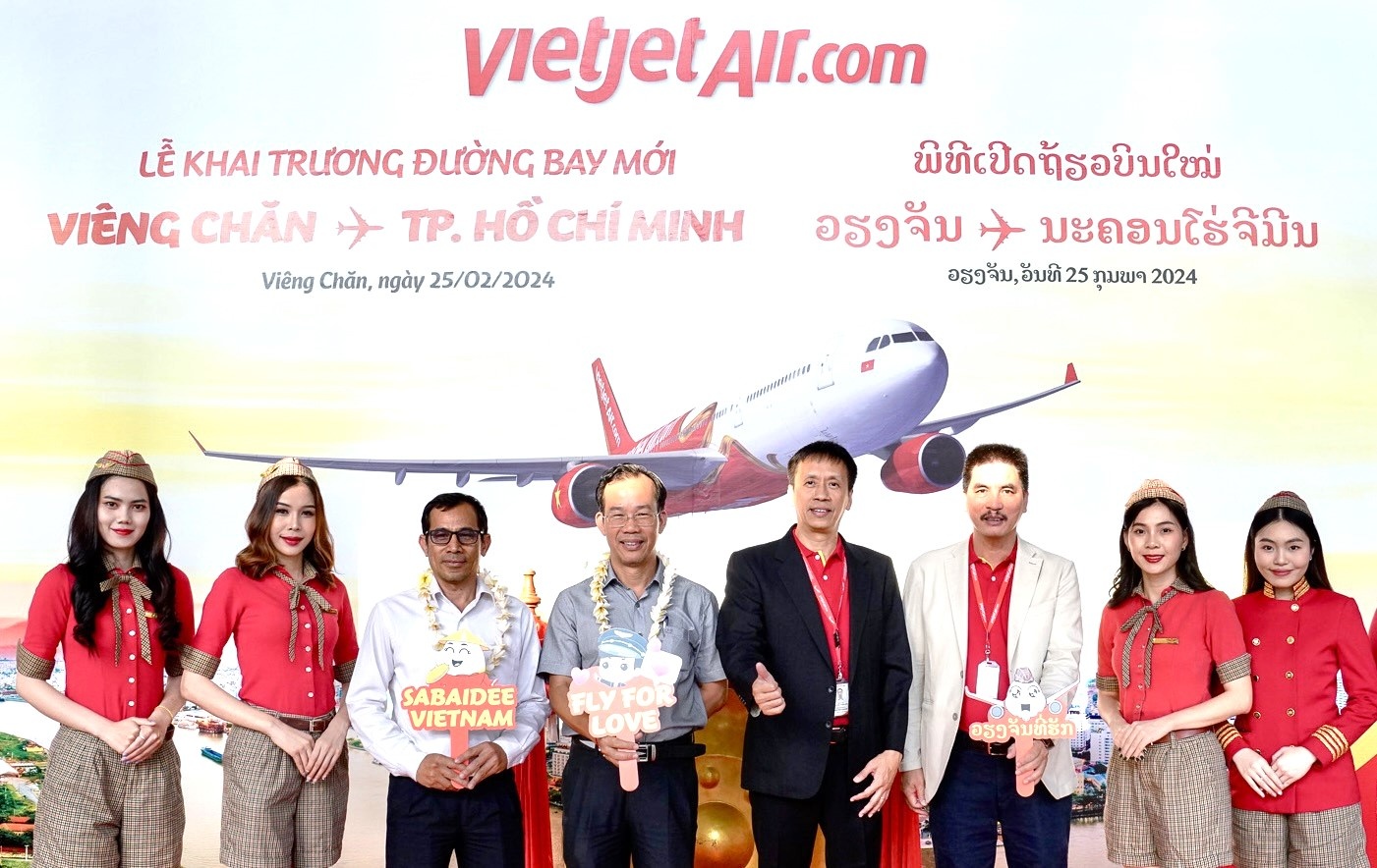 Phó Tổng giám đốc Vietjet Nguyễn Thanh Sơn tặng hoa và quà lưu niệm cho những hành khách đầu tiên 