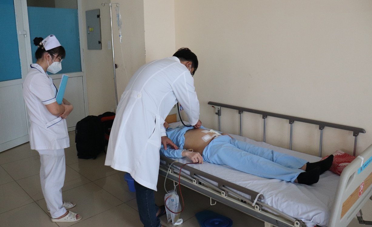 Các y, bác sĩ chăm sóc bệnh nhân sau phẫu thuật.