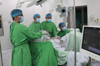 mot phu nu duoc phau thuat thanh cong cat tu cung bang phuong phap noi soi