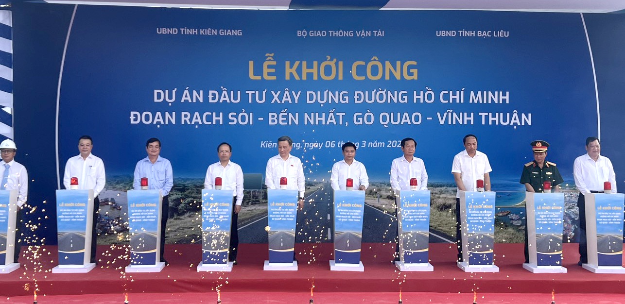 Các đại biểu thực hiện nghi thức khởi công.