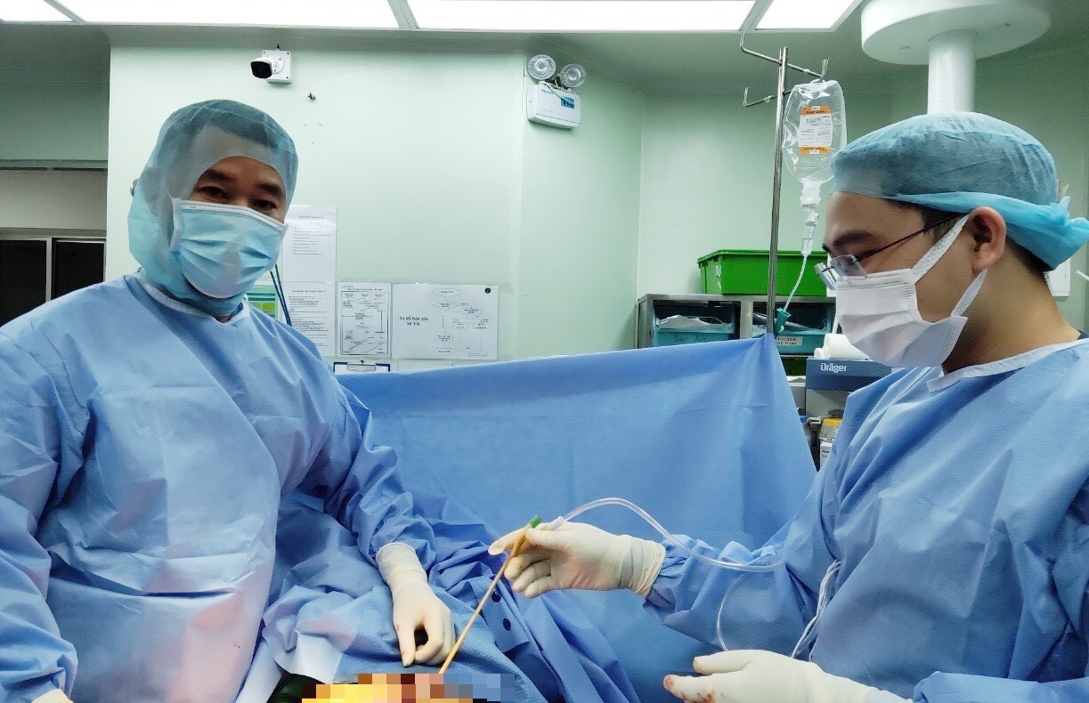 Các bác sĩ đang phẩu thuật cho bệnh nhân