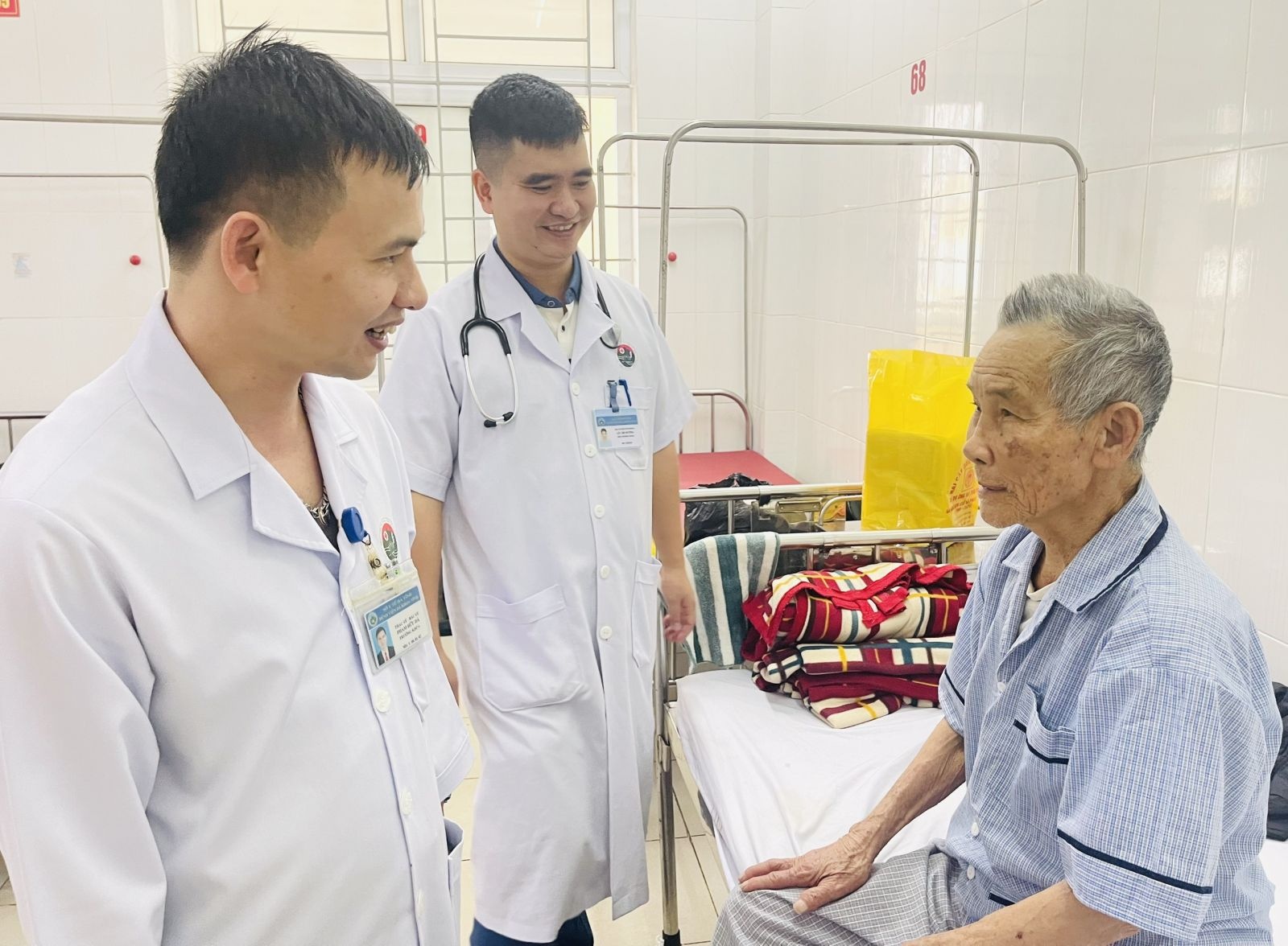 Các bác sỹ Khoa Nội tim mạch thăm hỏi sức khoẻ bệnh nhân sau can thiệp.