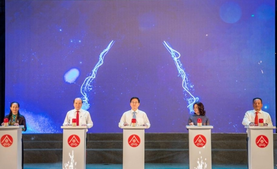 Các đồng chí lãnh đạo tỉnh bấm nút khởi động Cuộc thi tìm hiểu “Lịch sử 120 năm hình thành, phát triển tỉnh Đắk Lắk”