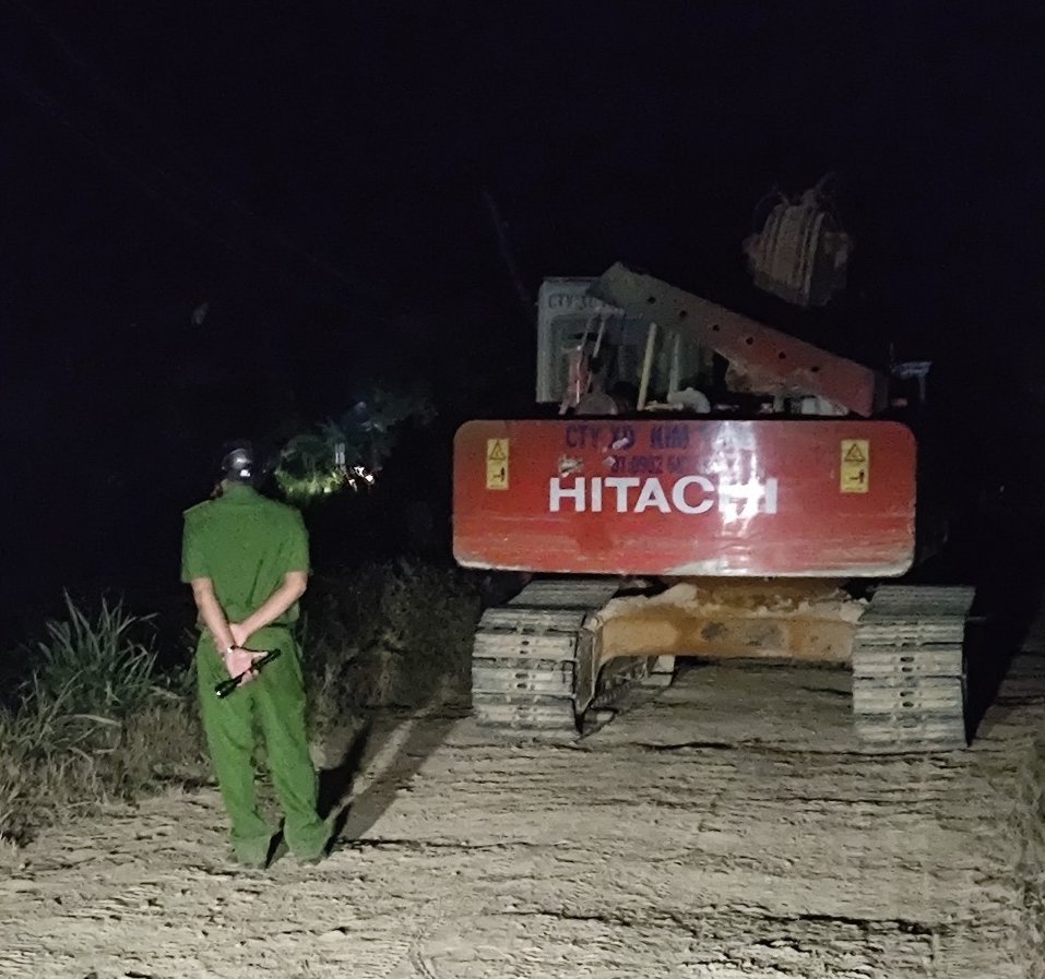 Xe múc hitachi trên xe có chữ Công ty xây dựng Kim Tùng tại hiện trường đêm ngày 8/3/2024 Xe múc hitachi trên xe có chữ Công ty xây dựng Kim Tùng tại hiện trường đêm ngày 8/3/2024