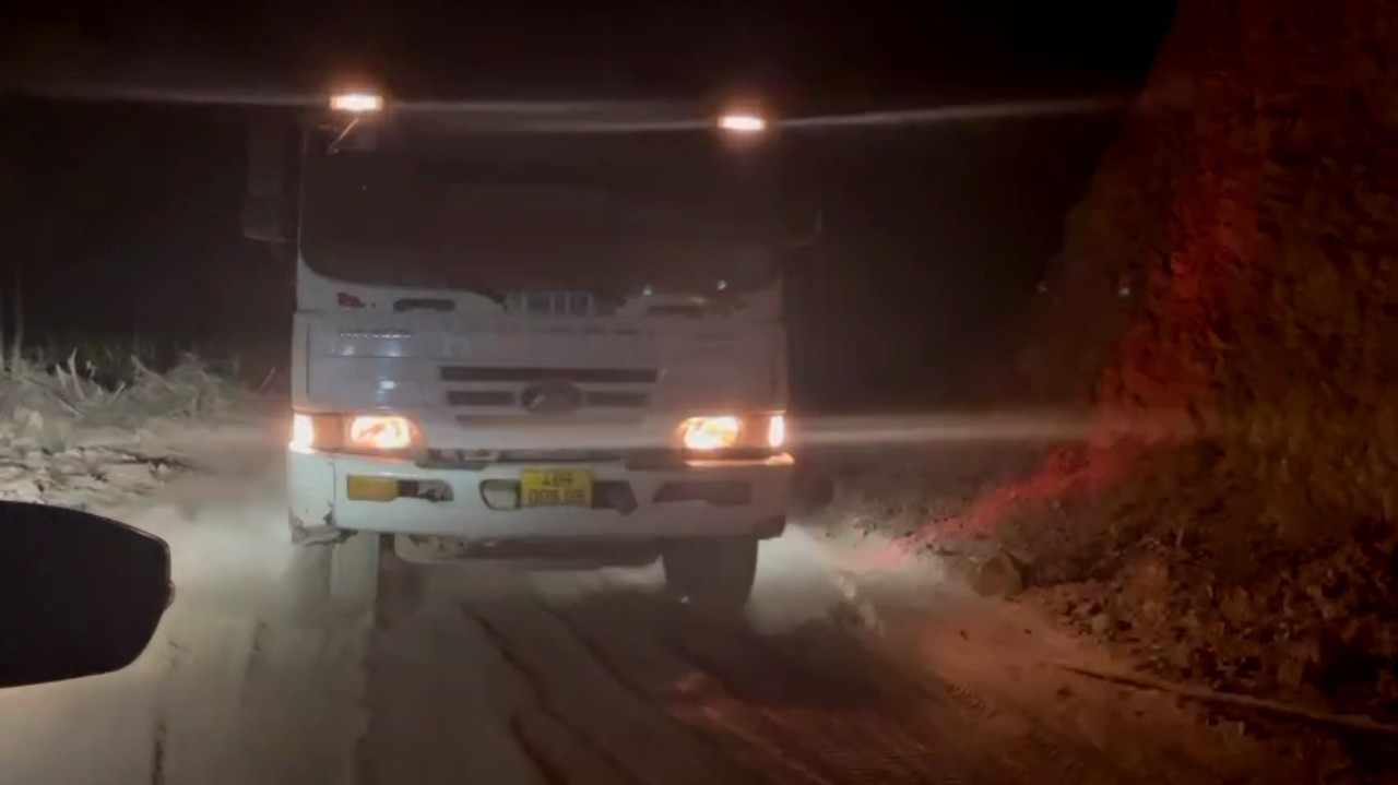 Xe ben biển số 49H-00809 bỏ chạy sau khi PV tiếp cận hiện trường đêm ngày 8/3/2024 Xe ben biển số 49H-00809 bỏ chạy sau khi PV tiếp cận hiện trường đêm ngày 8/3/2024