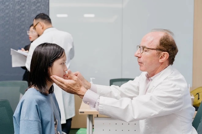 Hơn 30 chuyên gia từ Mỹ và Anh khám từ thiện cho bệnh nhân nghèo Hơn 30 chuyên gia từ Mỹ và Anh khám từ thiện cho bệnh nhân nghèo