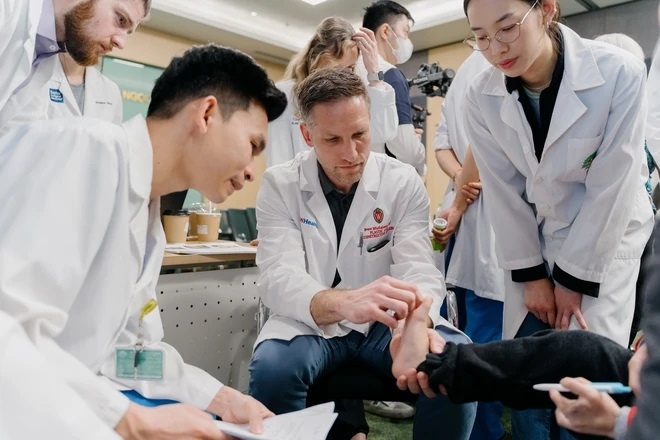 Hơn 30 chuyên gia từ Mỹ và Anh khám từ thiện cho bệnh nhân nghèo Hơn 30 chuyên gia từ Mỹ và Anh khám từ thiện cho bệnh nhân nghèo