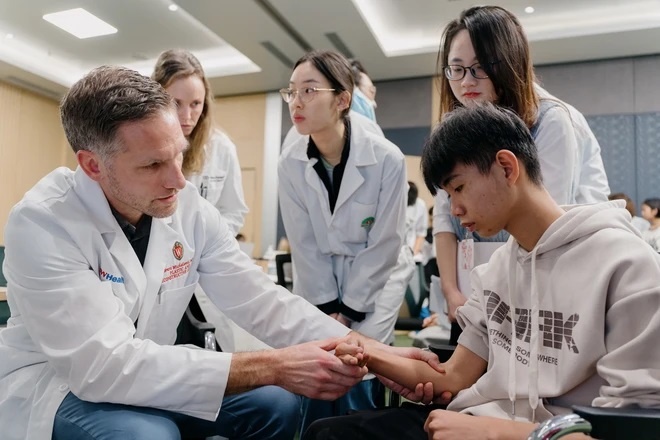 Hơn 30 chuyên gia từ Mỹ và Anh khám từ thiện cho bệnh nhân nghèo Hơn 30 chuyên gia từ Mỹ và Anh khám từ thiện cho bệnh nhân nghèo