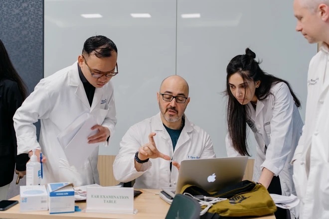 Hơn 30 chuyên gia từ Mỹ và Anh khám từ thiện cho bệnh nhân nghèo Hơn 30 chuyên gia từ Mỹ và Anh khám từ thiện cho bệnh nhân nghèo