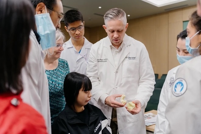 Hơn 30 chuyên gia từ Mỹ và Anh khám từ thiện cho bệnh nhân nghèo Hơn 30 chuyên gia từ Mỹ và Anh khám từ thiện cho bệnh nhân nghèo