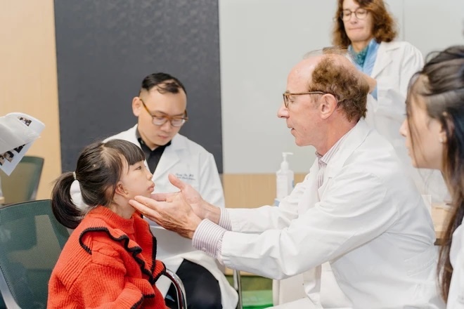 Hơn 30 chuyên gia từ Mỹ và Anh khám từ thiện cho bệnh nhân nghèo Hơn 30 chuyên gia từ Mỹ và Anh khám từ thiện cho bệnh nhân nghèo