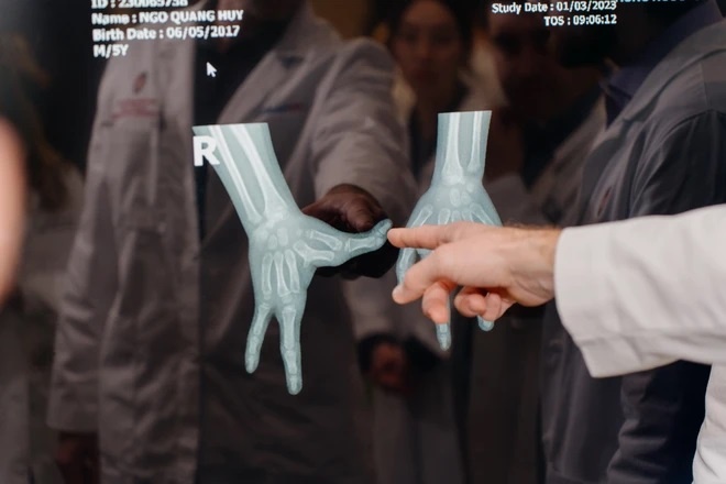 Hơn 30 chuyên gia từ Mỹ và Anh khám từ thiện cho bệnh nhân nghèo Hơn 30 chuyên gia từ Mỹ và Anh khám từ thiện cho bệnh nhân nghèo