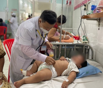 bac si diem danh nhung benh ly nguy hiem o tre trong mua nang nong