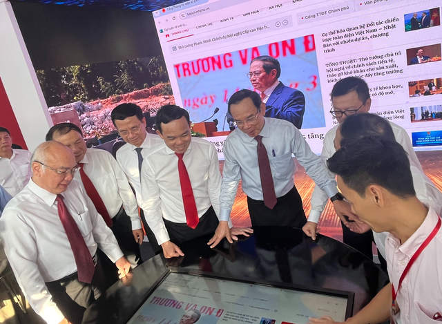 Các đồng chí lãnh đạo Đảng, Nhà nước, lãnh đạo TPHCM trải nghiệm tương tác trực tiếp trên giao diện Báo Điện tử Chính phủ ngay tại gian trưng bày - Ảnh: VGP/Lê Anh