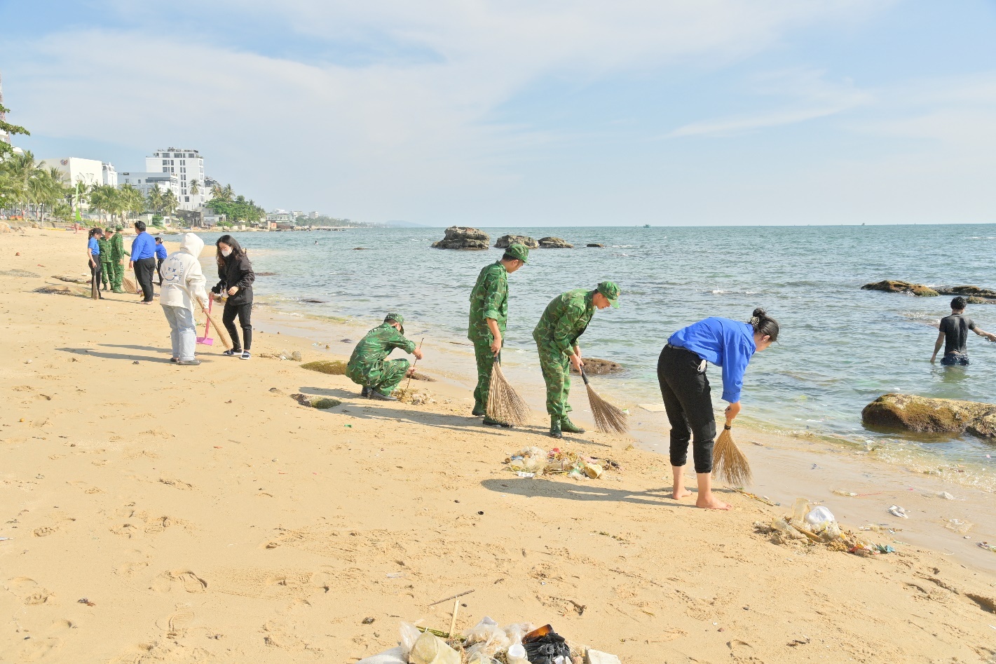  Liên chi đoàn trường THPT Dương Đông, phường Dương Đông, trạm kiểm soát Biên phòng cửa khẩu cảng Dương Đông thu gom rác thải trên bãi biển TP. Phú Quốc.