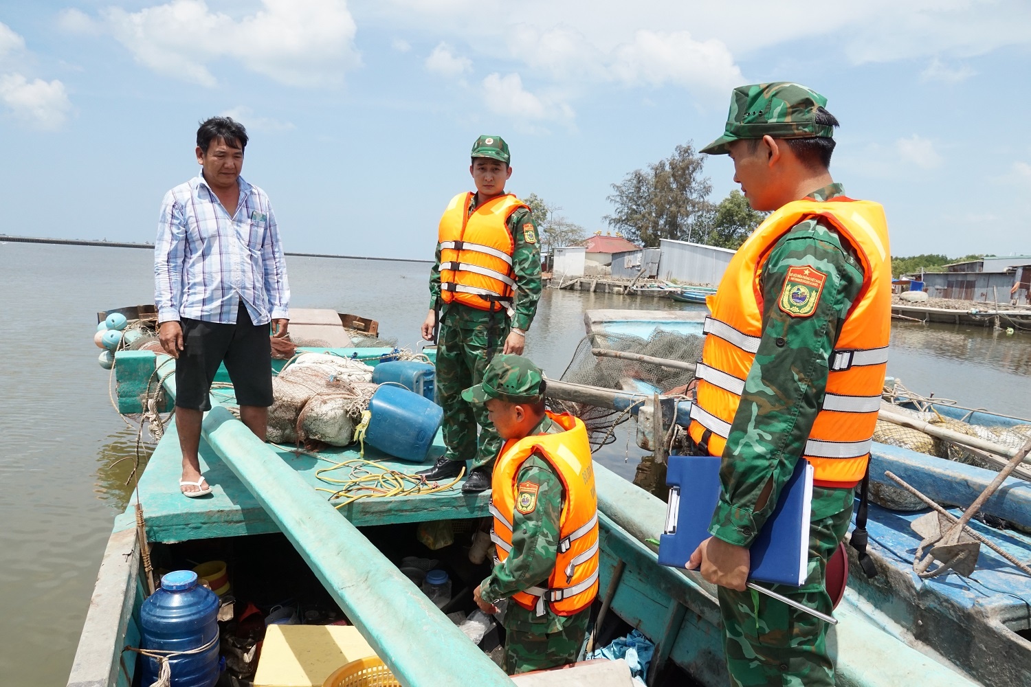 Cà Mau: Đồn Biên phòng Sông Đốc bắt giữ các phương tiện khai thác thủy sản trái phép