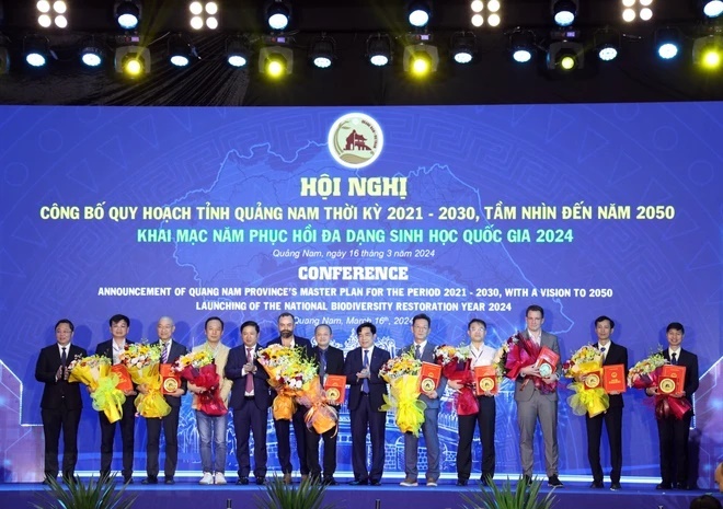 Tỉnh Quảng Nam trao các quyết định đầu tư cho doanh nghiệp đầu tư vào địa phương. (Ảnh: Trần Tĩnh/TTXVN)