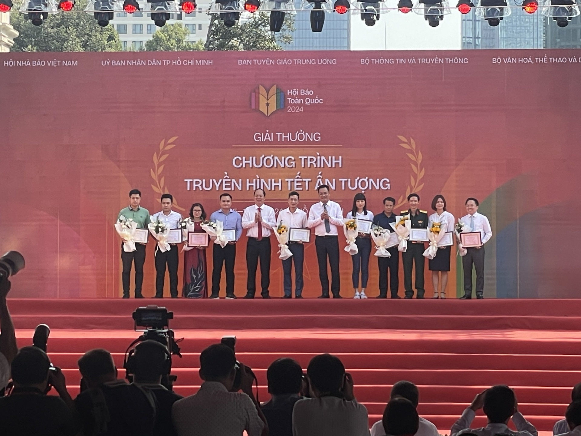 Ban tổ chức trao cho các đơn vị đạt giải Chương trình truyền hình Tết ấn tượng.