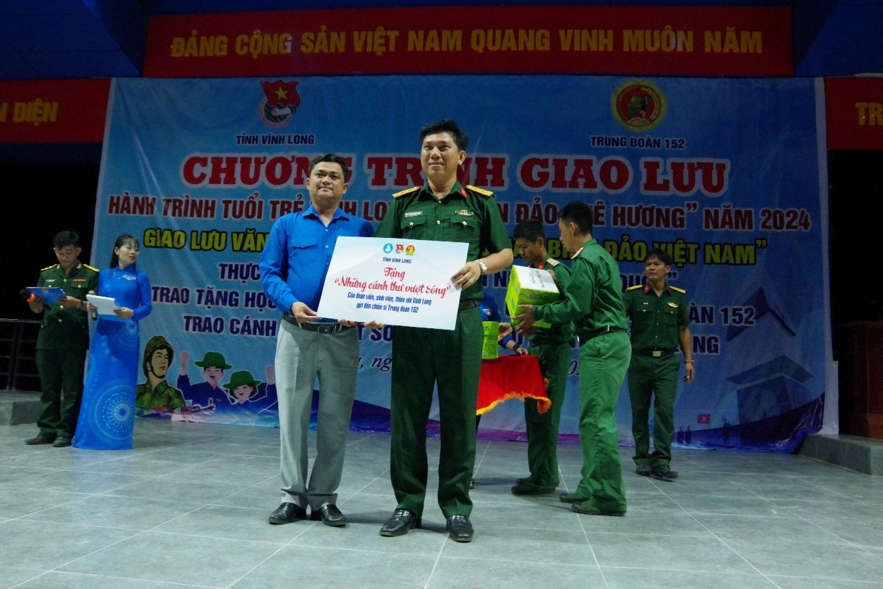 Tỉnh đoàn Vĩnh Long tặng quà cho các đơn vị đứng chân trên xã đảo Thổ Châu.