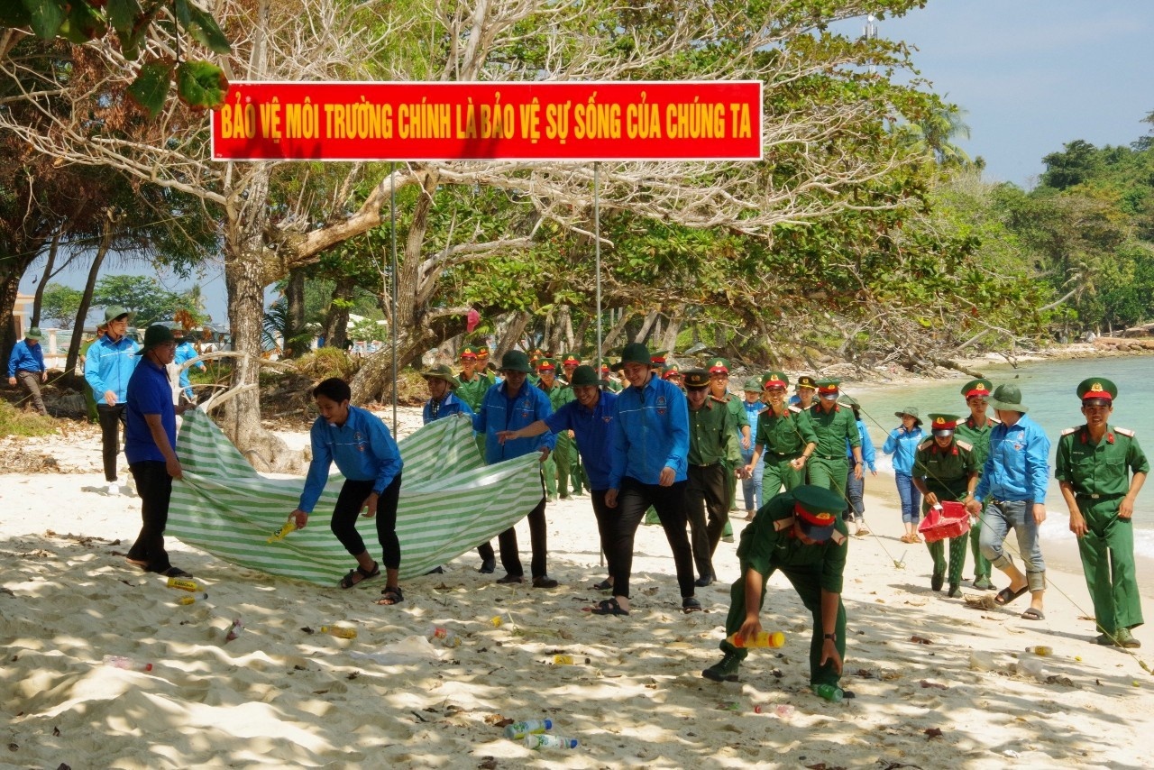 Các đơn vị tham gia vệ sinh môi trường biển.