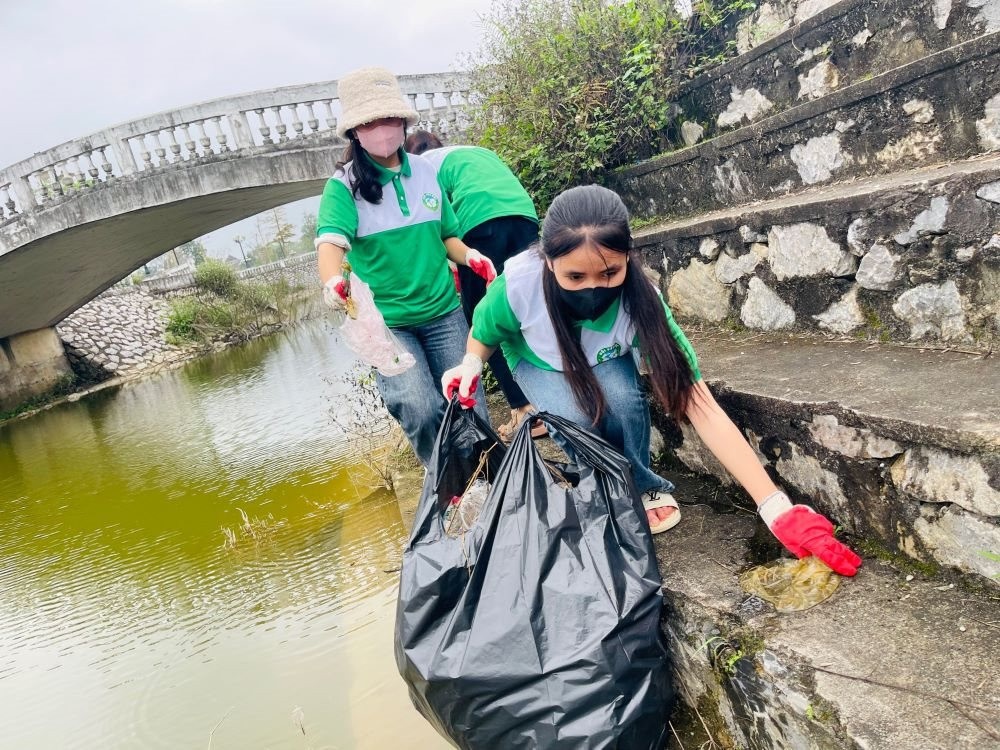 Dọn rác trong các hồ nước. Dọn rác trong các hồ nước.